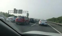 爆料临汾东关堵车视频,车辆长龙排至街头